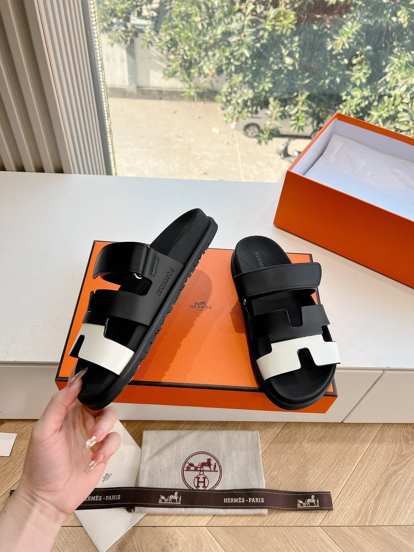 CHYPRE SANDAL IN BLACK MIX WHITE CALFSKIN