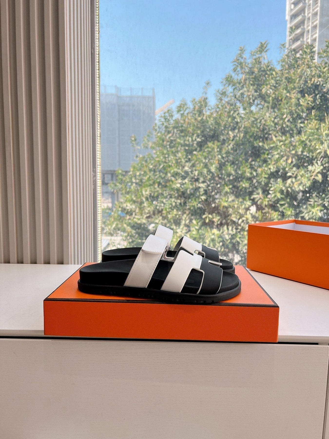 CHYPRE SANDAL IN WHITE MIX BLACK CALFSKIN