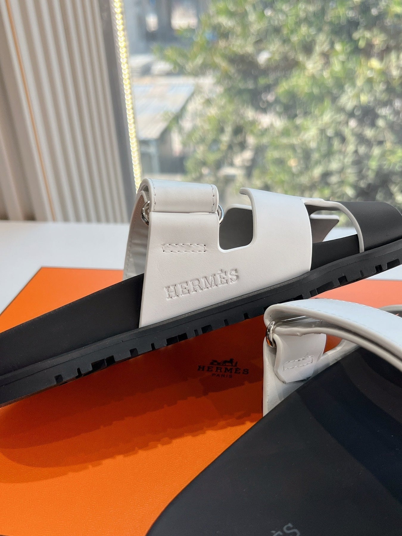 CHYPRE SANDAL IN WHITE MIX BLACK CALFSKIN