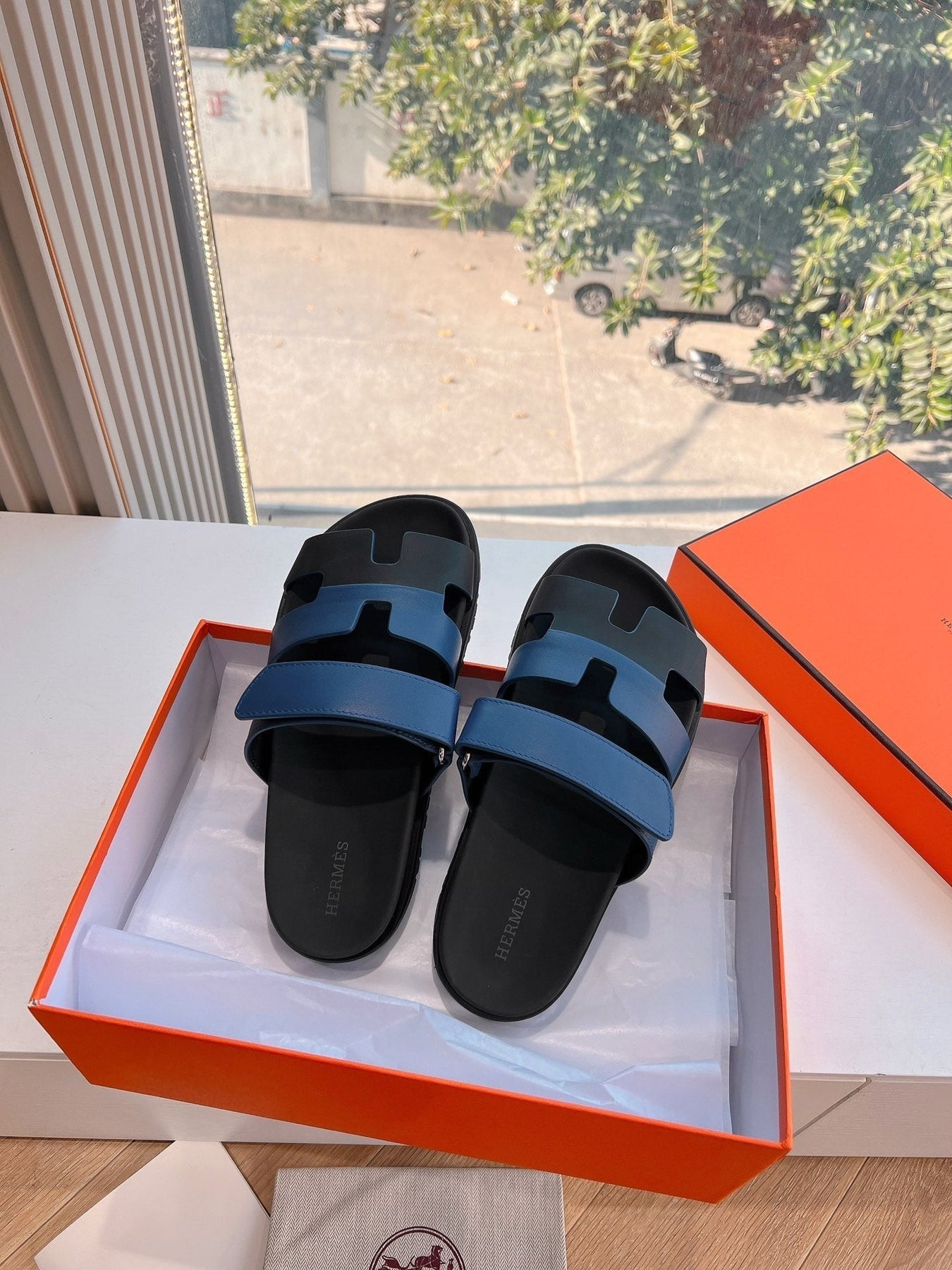 CHYPRE SANDAL IN AEGEAN BLUE MIX BLACK CALFSKIN