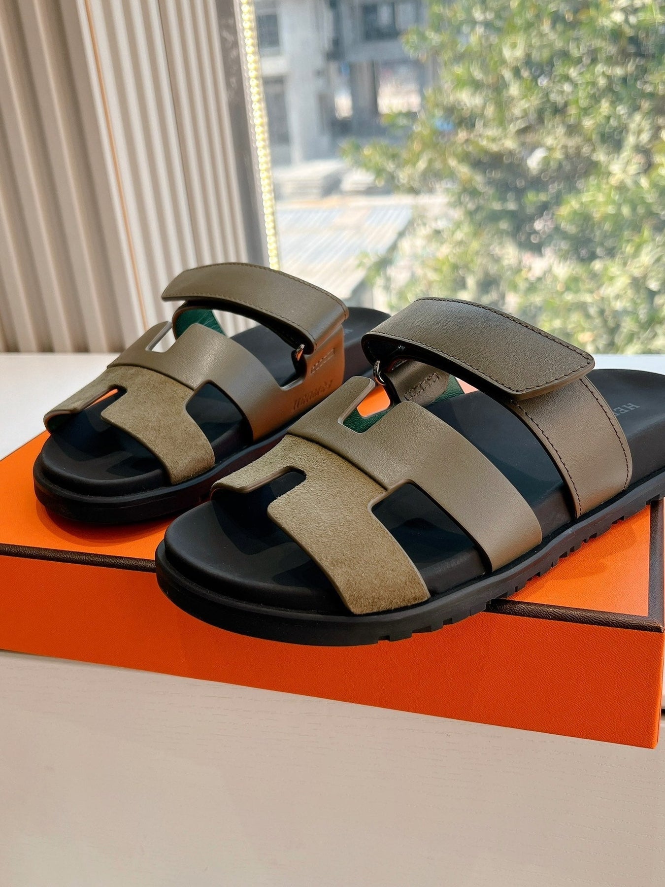 CHYPRE SANDAL IN ARMY GREEN SUEDE AND CALFSKIN