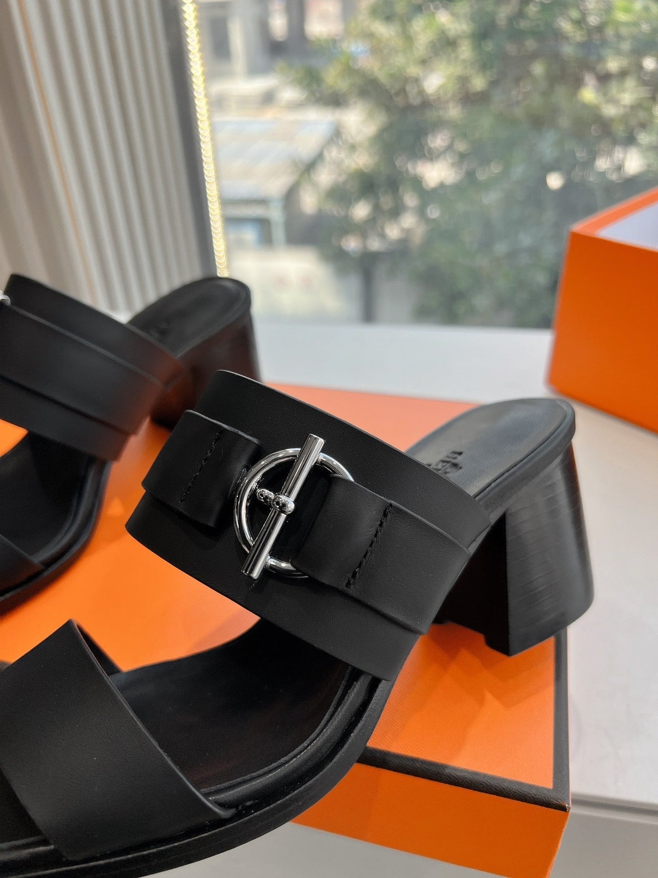 KUTE 60 SANDAL IN BLACK CALFSKIN