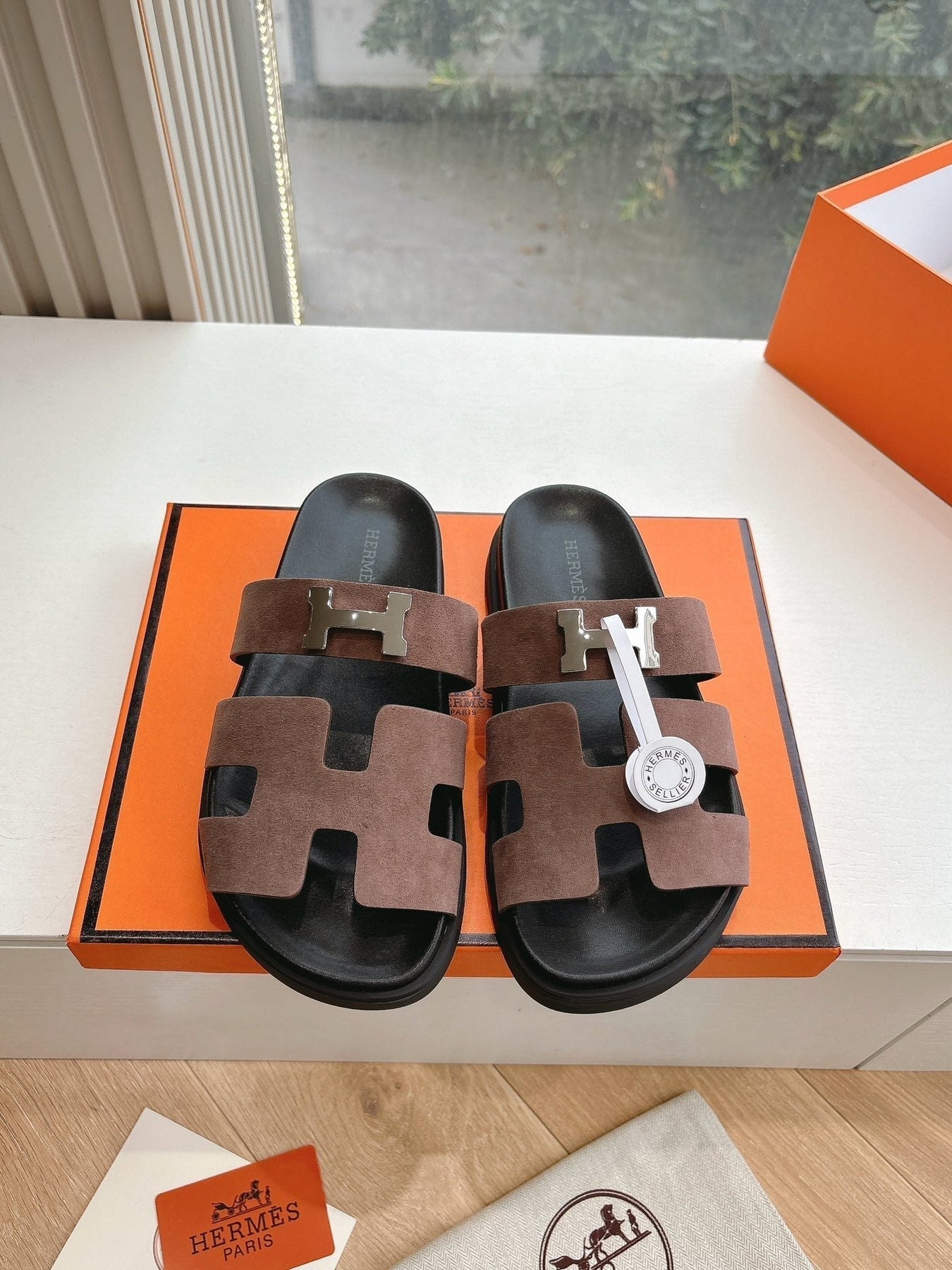 CHYPRE SANDAL IN MEDIUM BROWN SUEDE