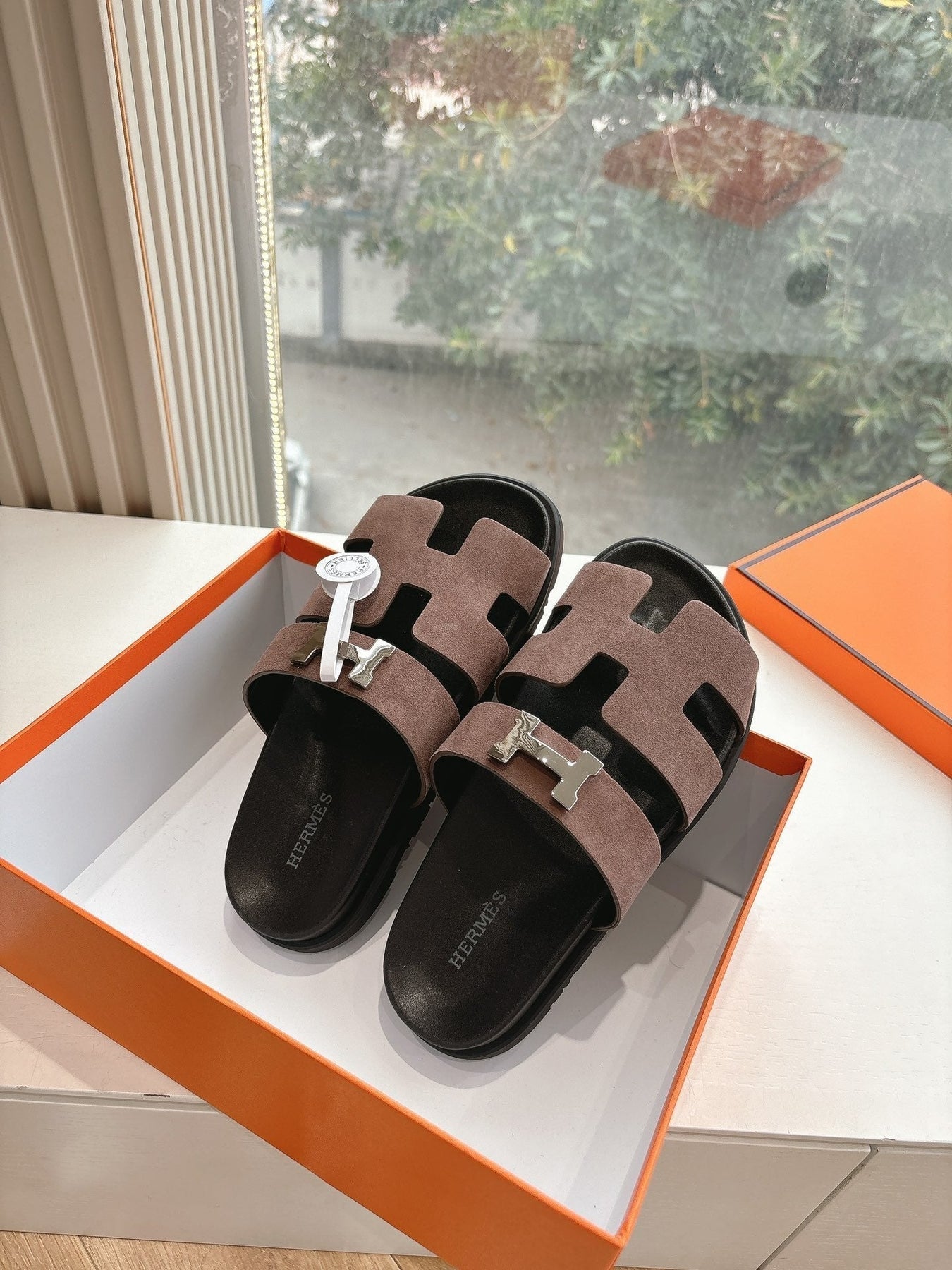 CHYPRE SANDAL IN MEDIUM BROWN SUEDE