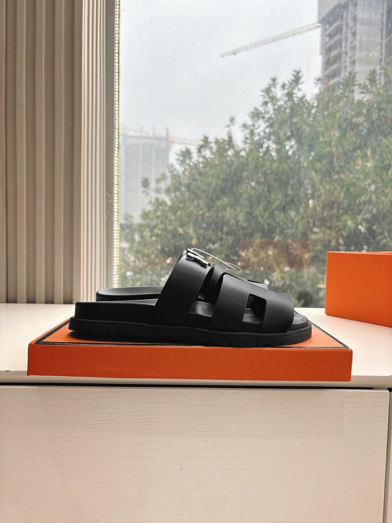 CHYPRE SANDAL IN BLACK CALFSKIN