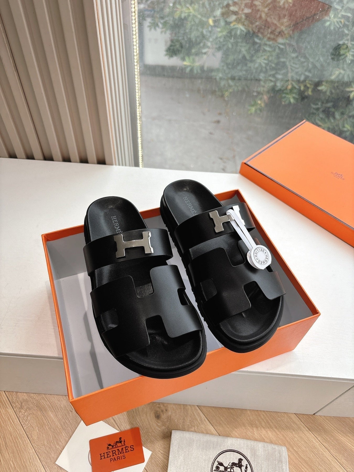 CHYPRE SANDAL IN BLACK CALFSKIN