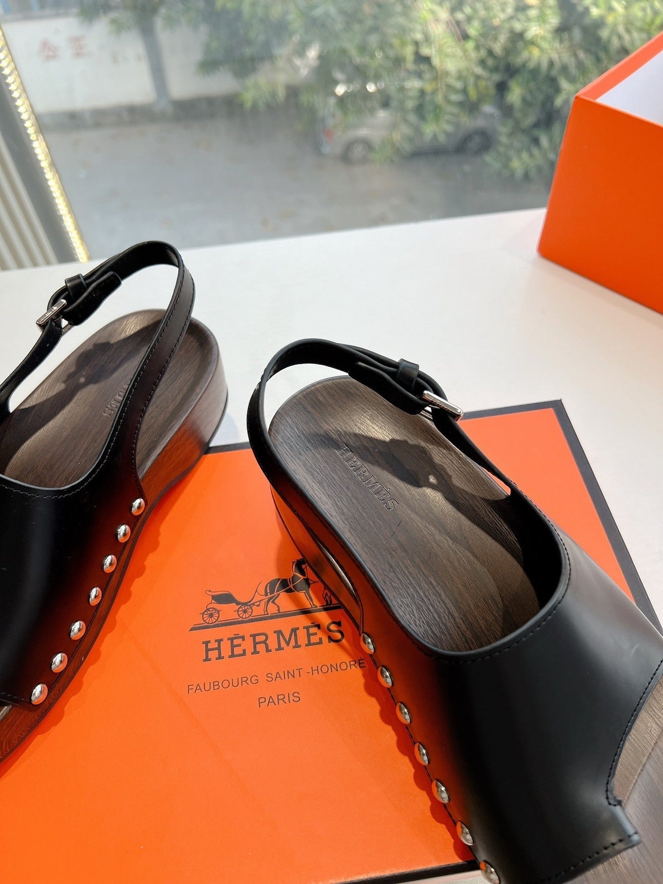 FLAT SANDAL IN BLACK CALFSKIN