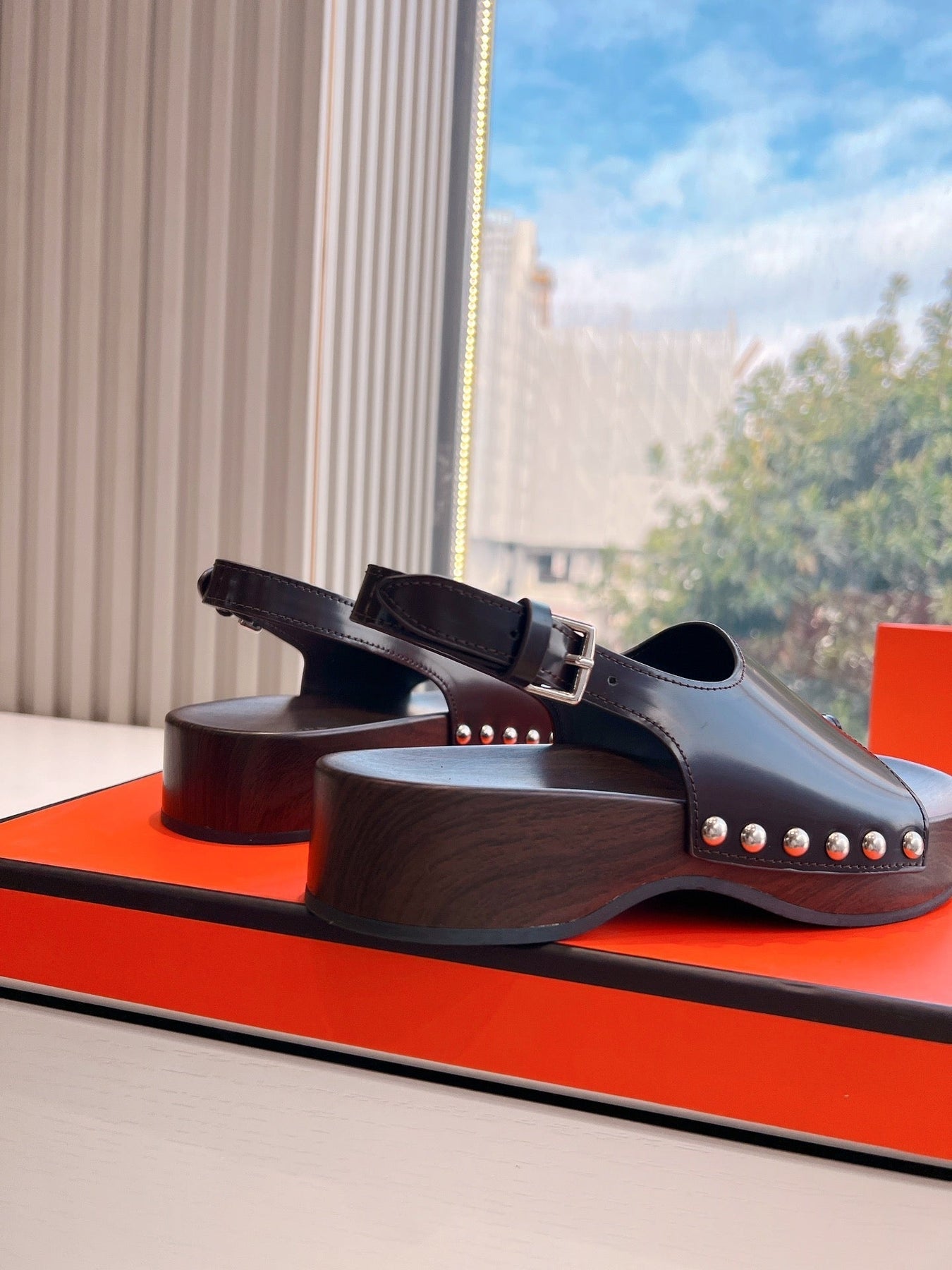 FLAT SANDAL IN BRUNETTE BROWN CALFSKIN