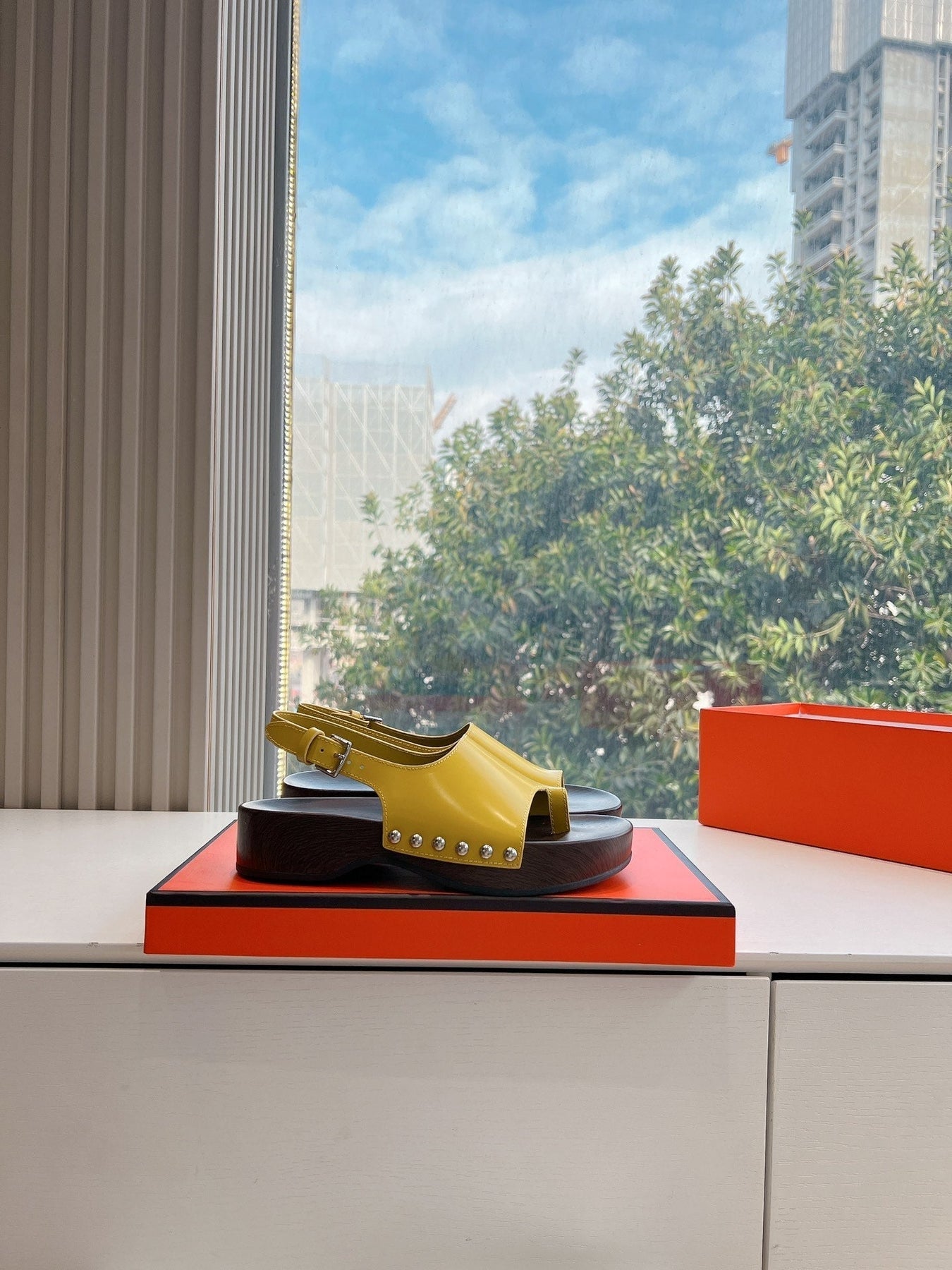 FLAT SANDAL IN CORN YELLOW CALFSKIN