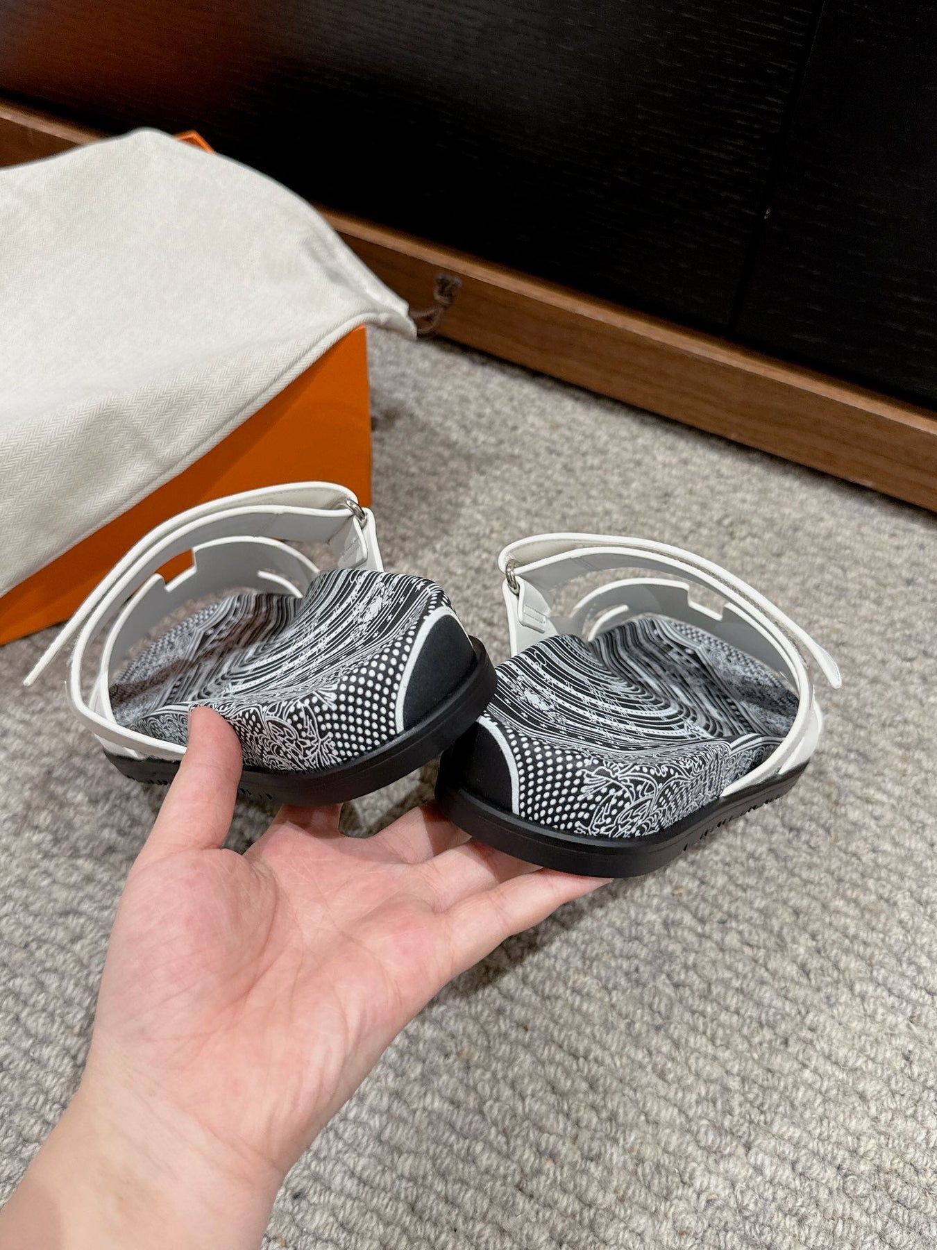 CHYPRE SANDAL WHITE CALFSKIN UNIQUE