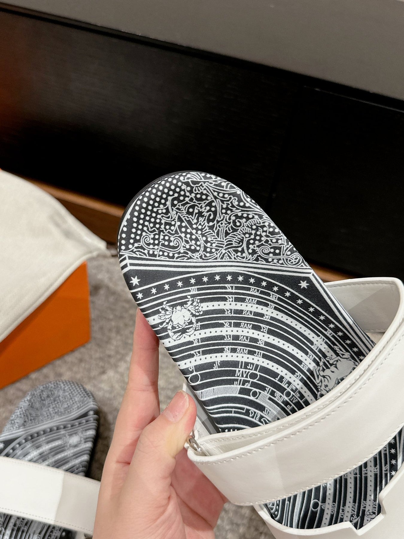 CHYPRE SANDAL WHITE CALFSKIN UNIQUE