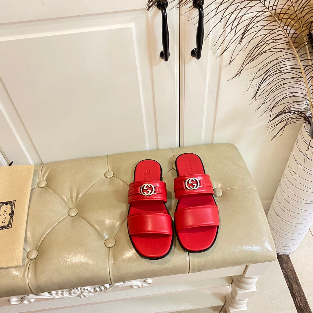 GG SANDAL WITH ROUND INTERLOCKING G IN SCARLET RED CALFSKIN