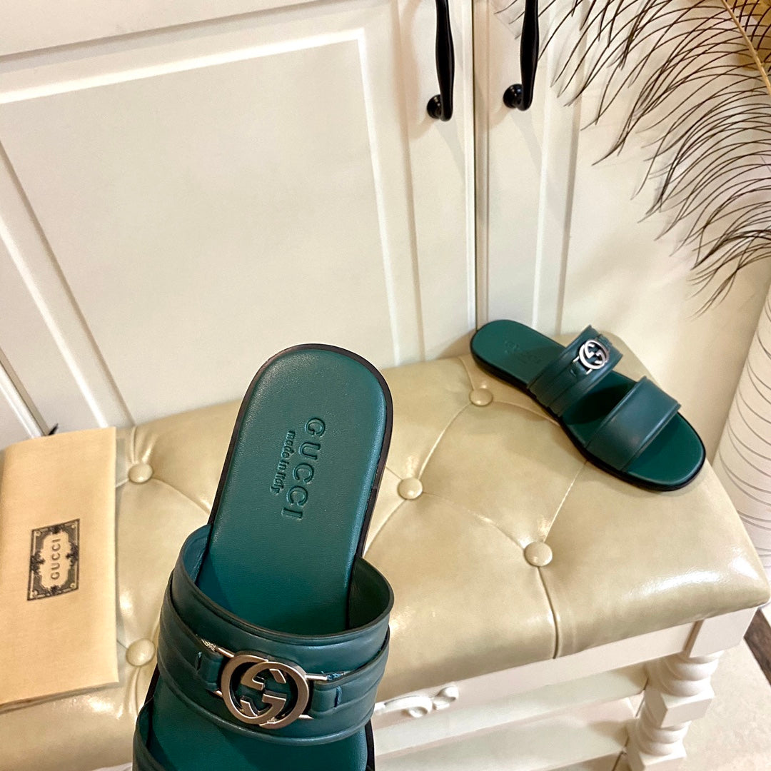 GG SANDAL WITH ROUND INTERLOCKING G IN DARK GREEN CALFSKIN