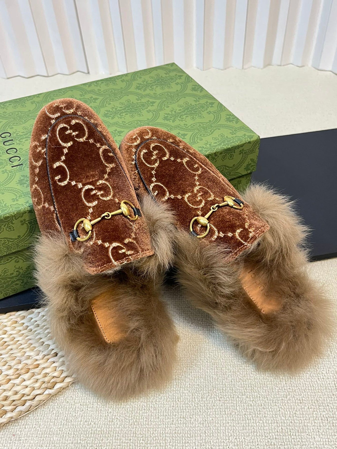 HORSEBIT MULE IN SYRUP BROWN MONOGRAM VELVET AND LAMB WOOL LINING