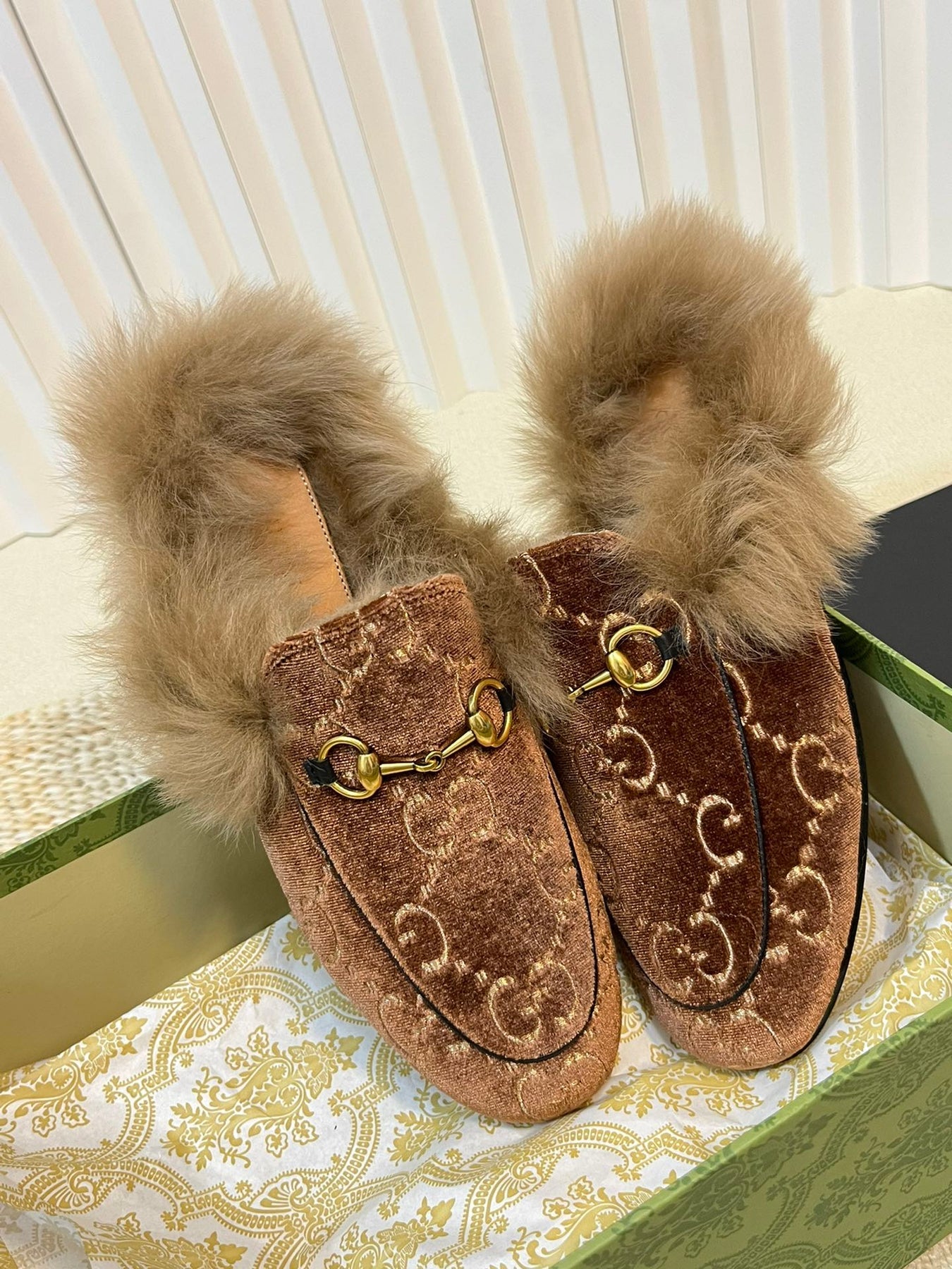 HORSEBIT MULE IN SYRUP BROWN MONOGRAM VELVET AND LAMB WOOL LINING