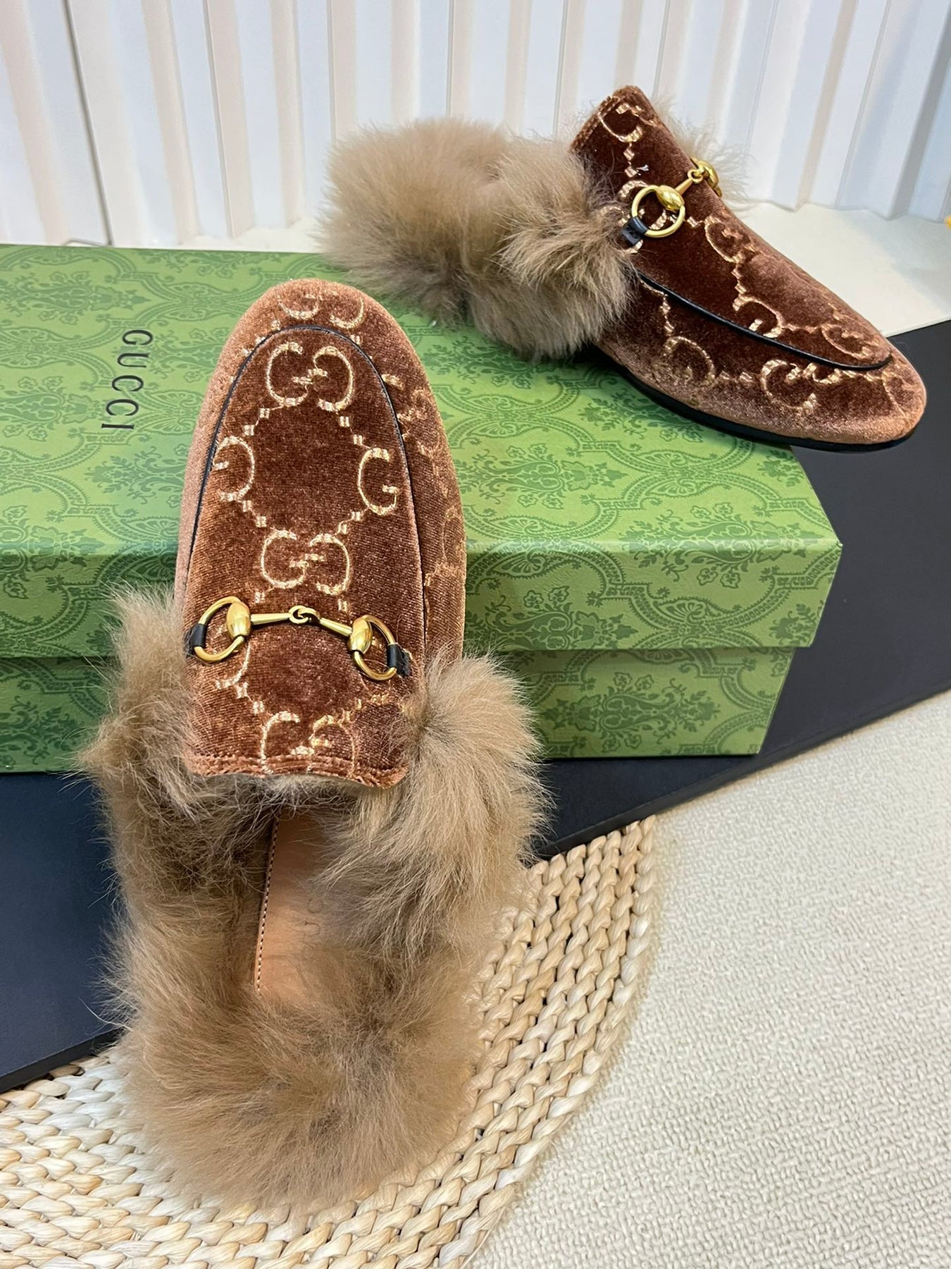 HORSEBIT MULE IN SYRUP BROWN MONOGRAM VELVET AND LAMB WOOL LINING