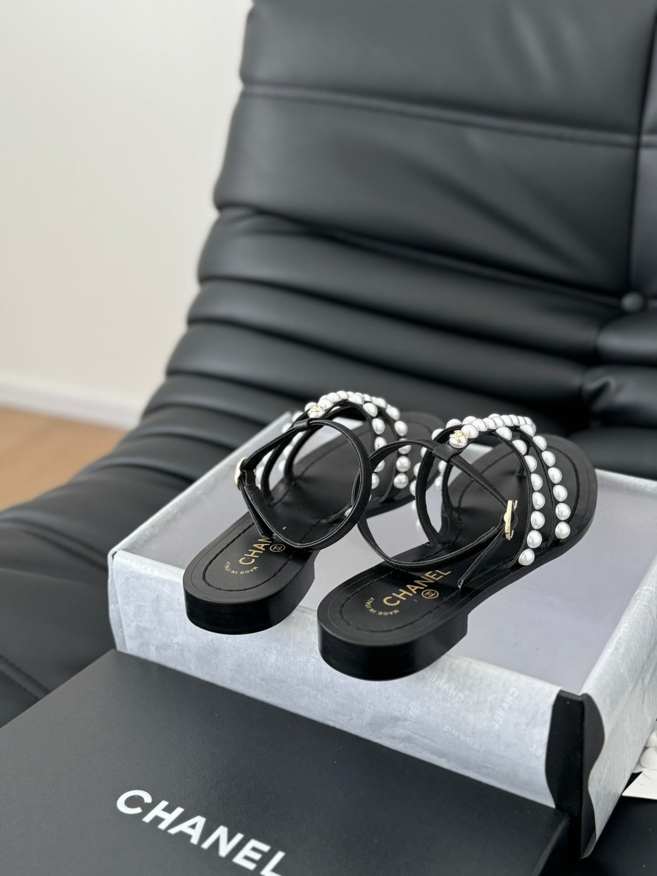MULE SLIPPERS WITH PEARL CHAIN IN BLACK LAMBSKIN