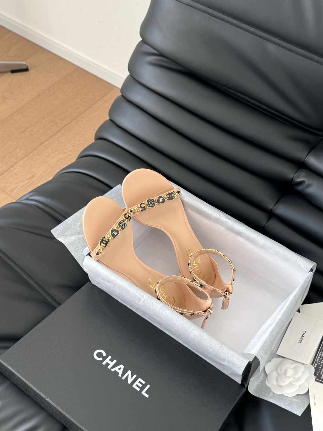 MID-HEEL 35 MM SANDAL IN NUDE TAN SHEEPSKIN WITH STICKERS