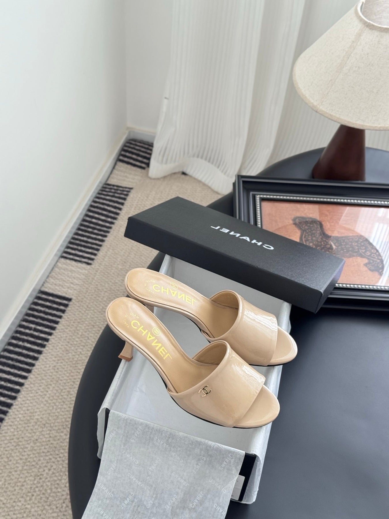 HIGH HEELS IN BEIGE GLOSSY LEATHER