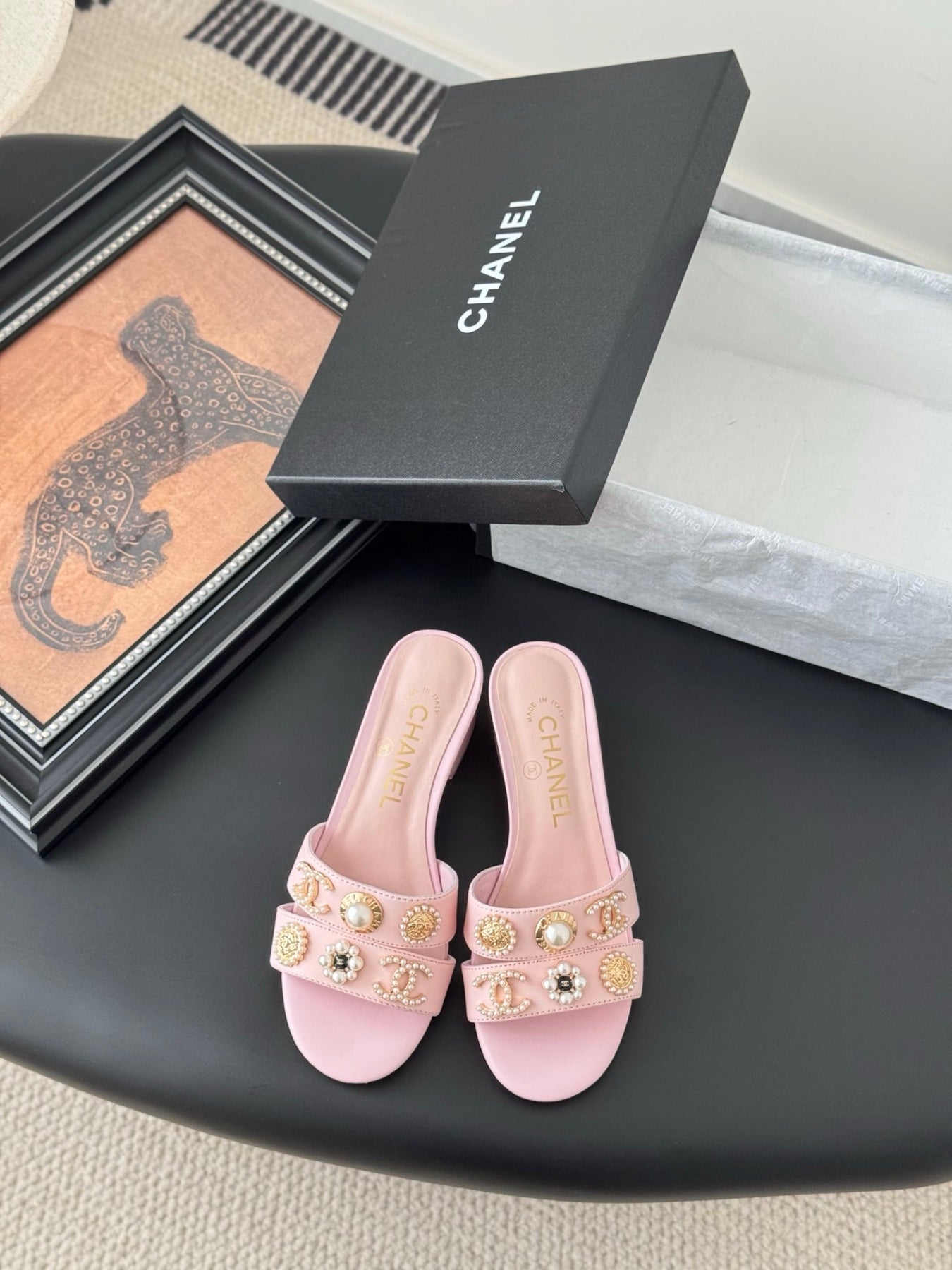 MULE SLIDE SANDALS IN PINK LAMBSKIN WITH LOGO STICKER DETAIL