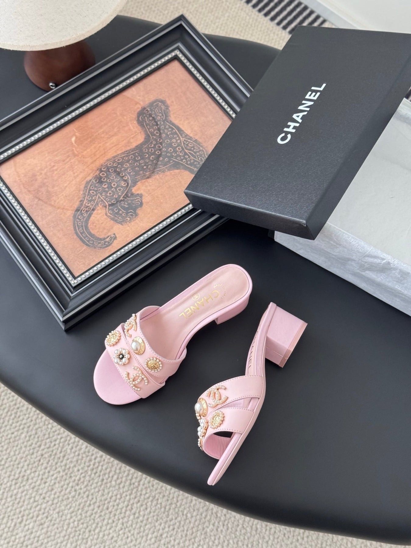 MULE SLIDE SANDALS IN PINK LAMBSKIN WITH LOGO STICKER DETAIL