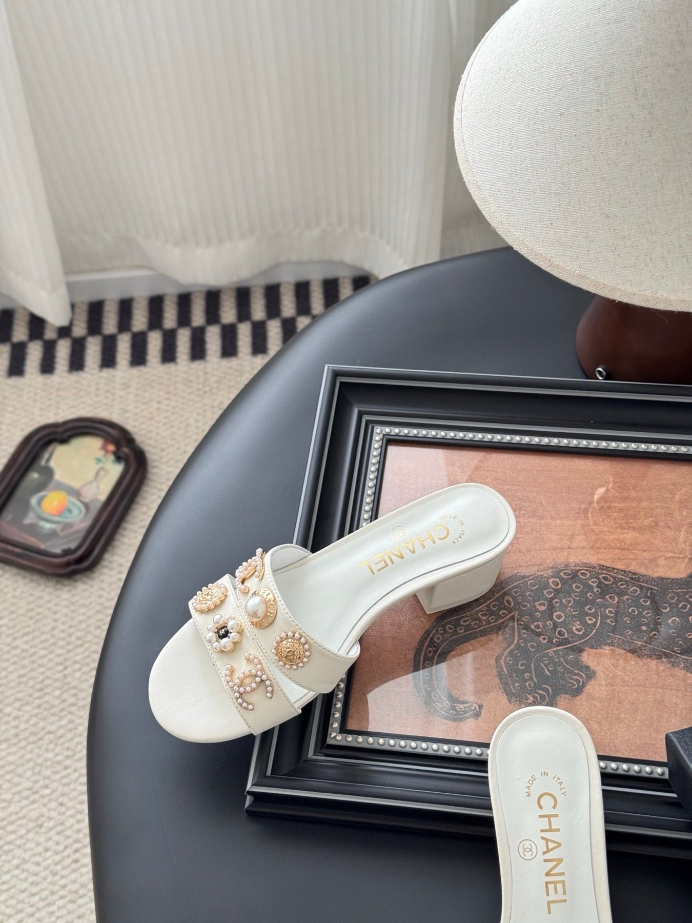 MULE SLIDE SANDALS IN WHITE LAMBSKIN WITH LOGO STICKER DETAIL