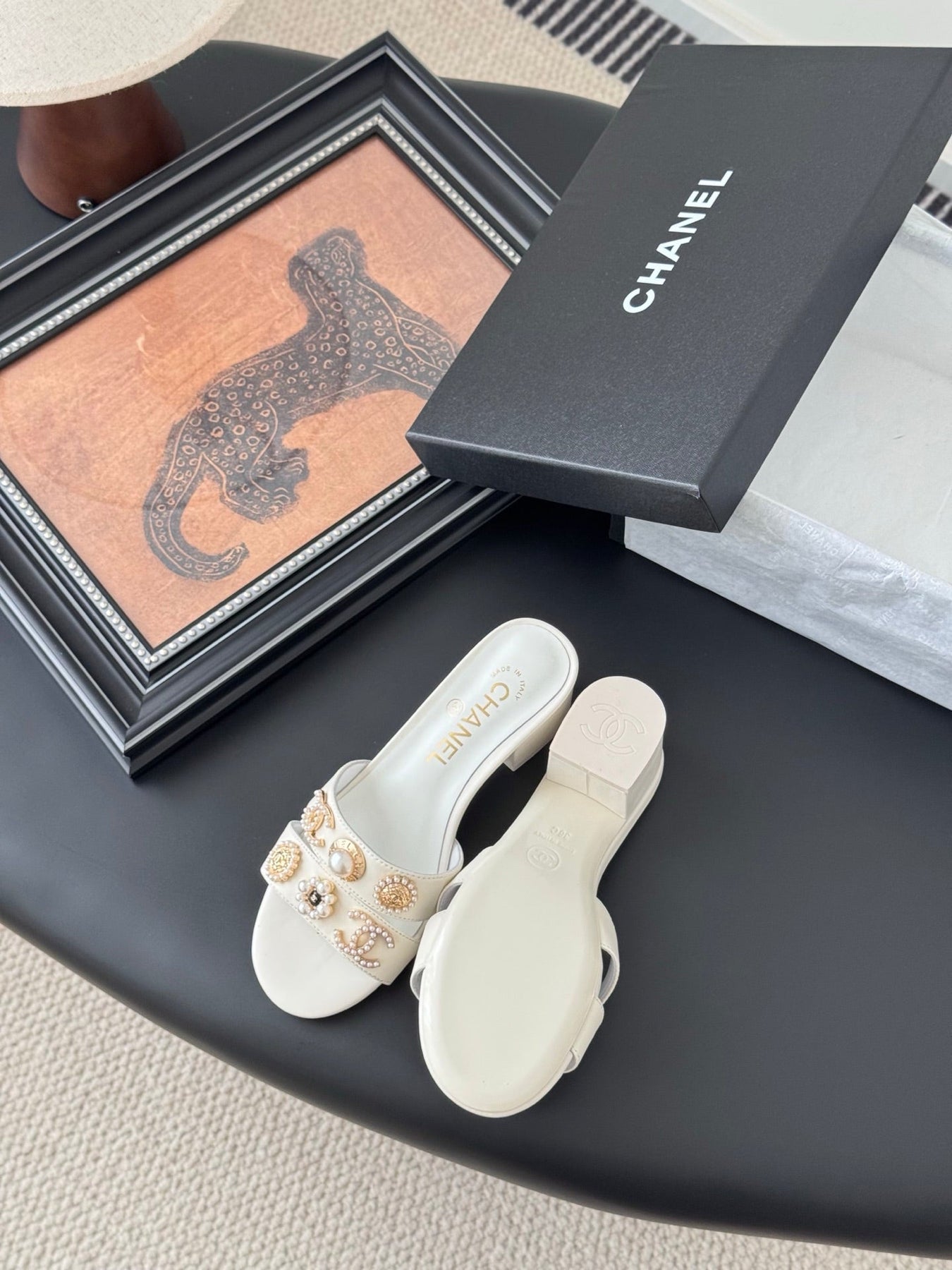 MULE SLIDE SANDALS IN WHITE LAMBSKIN WITH LOGO STICKER DETAIL