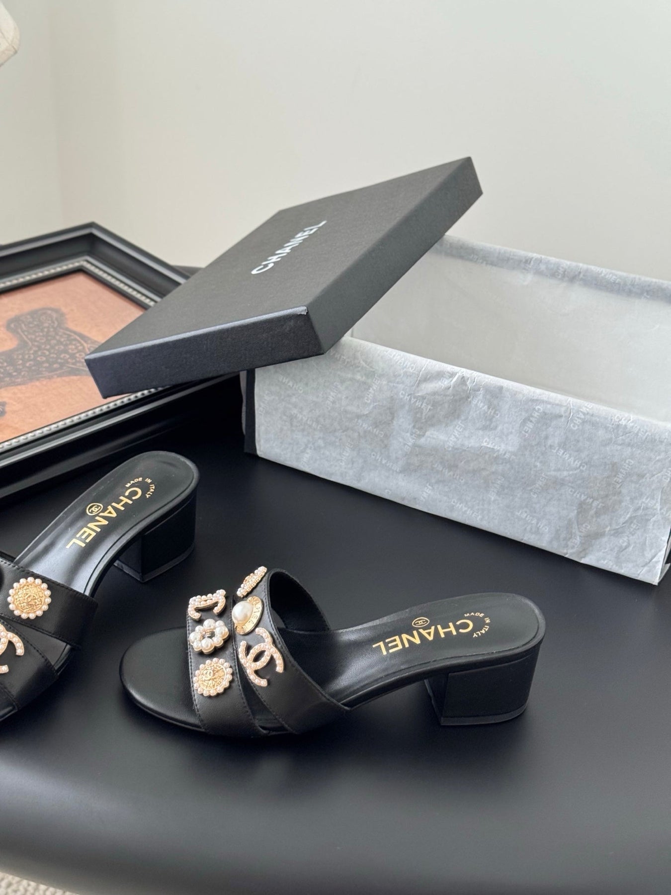 MULE SLIDE SANDALS IN BLACK LAMBSKIN WITH LOGO STICKER DETAIL