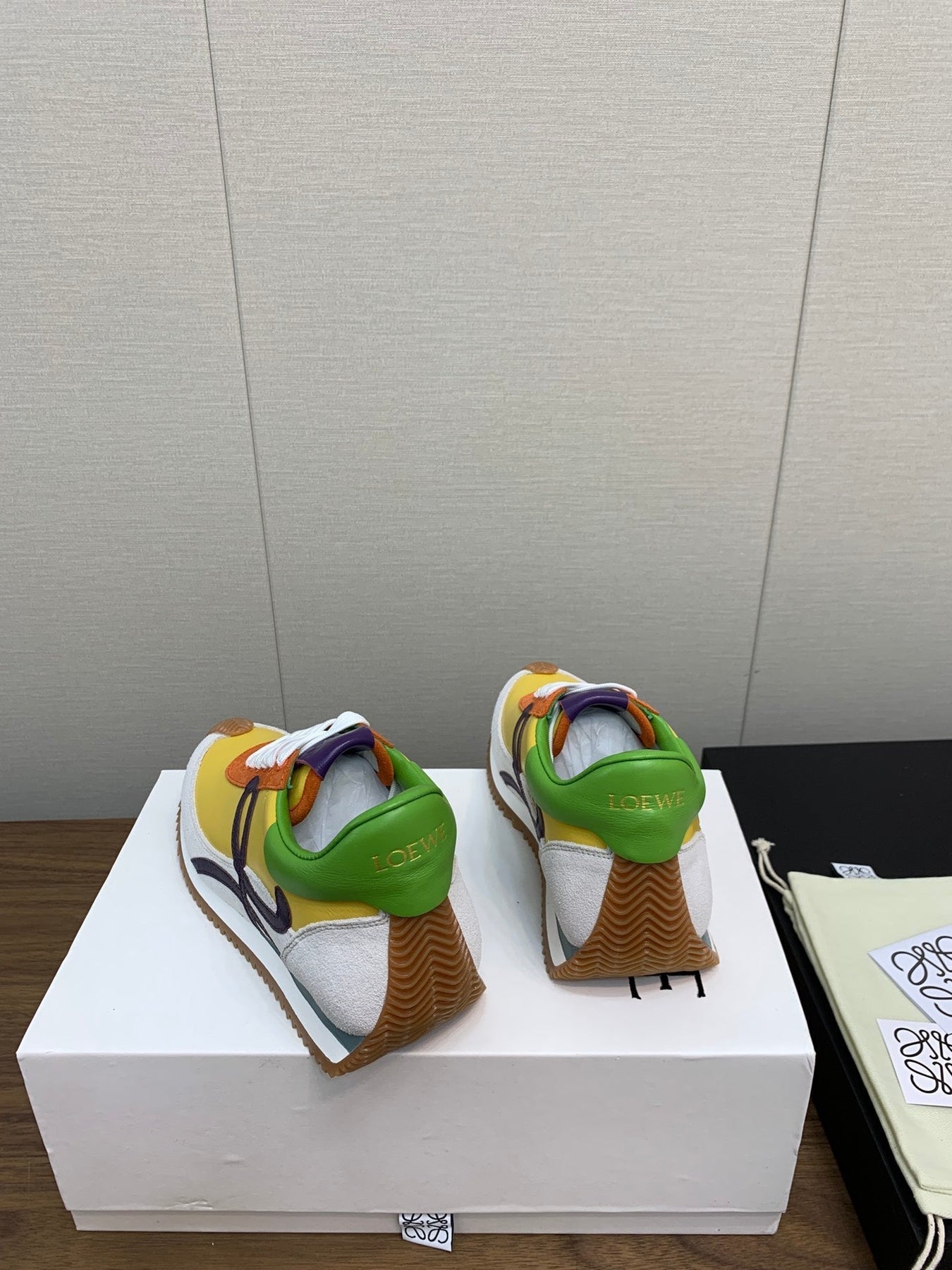 LW FLOW RUNNER SNEAKER LEMON-BRICK SUEDE