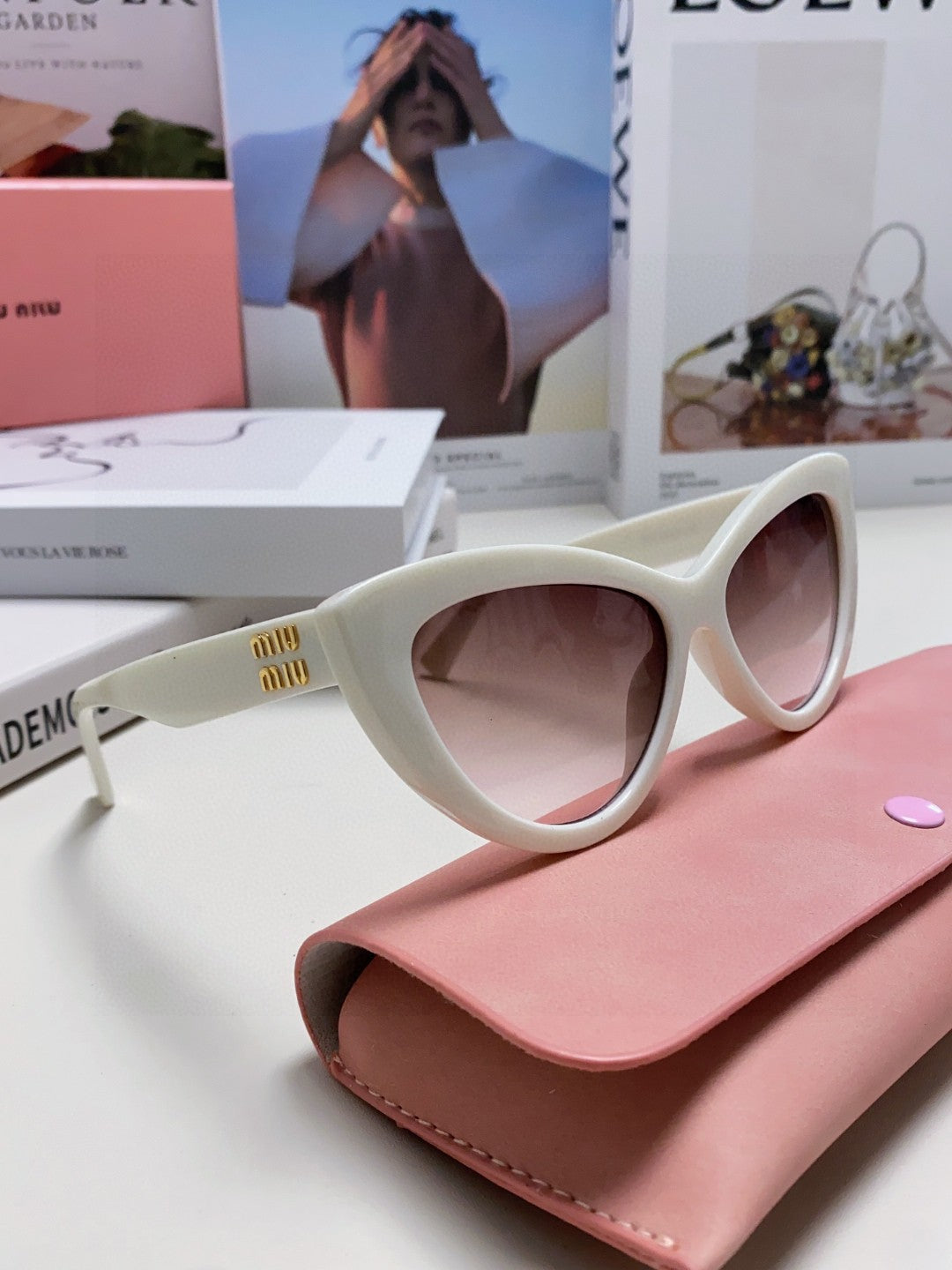 GLIMPSE CAT EYE SUNGLASSES 555884 IN WHITE ACETATE