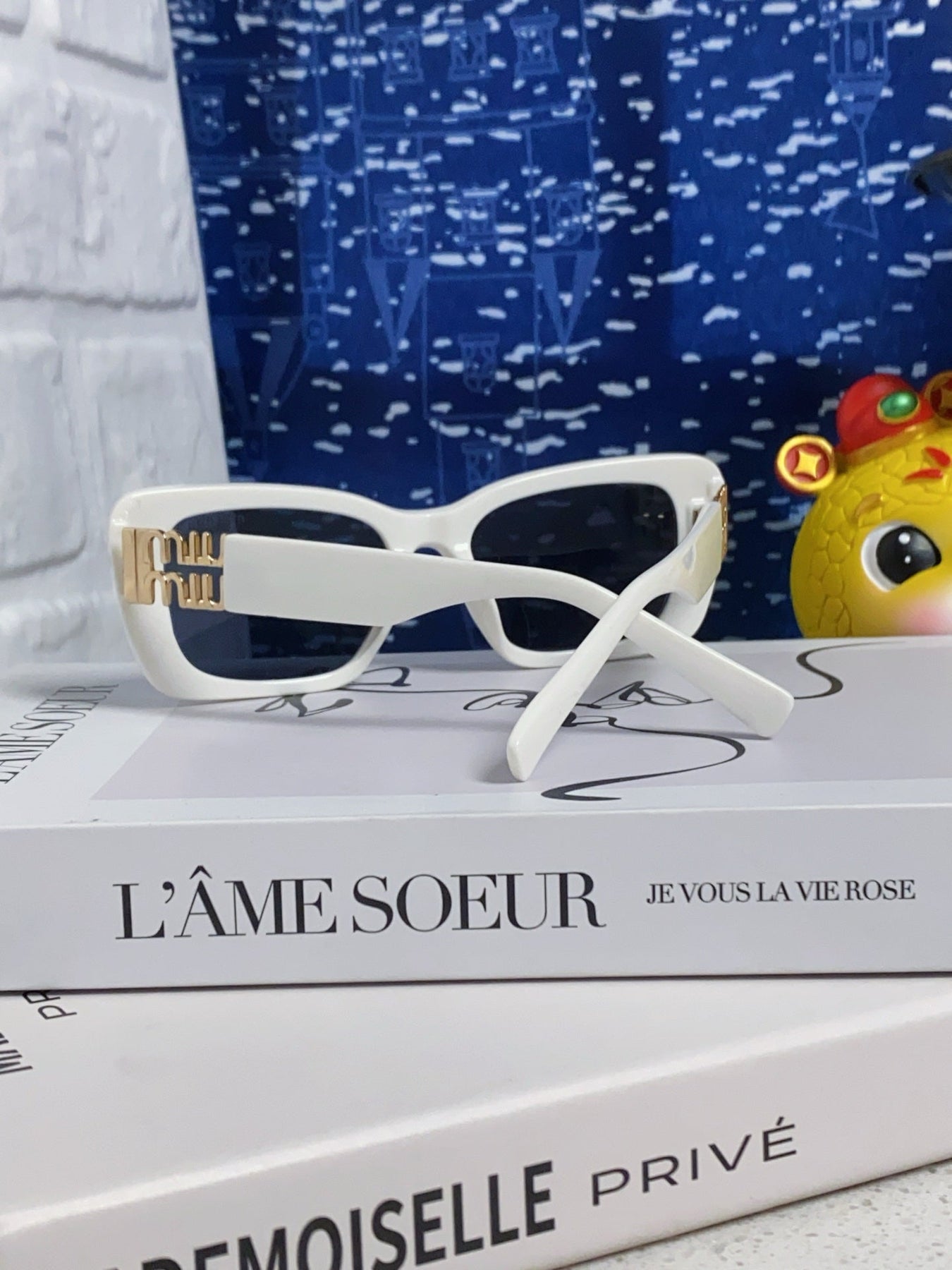 GLIMPSE SUNGLASSES 558346 IN WHITE ACETATE GOLD EMBOSSED LOGO