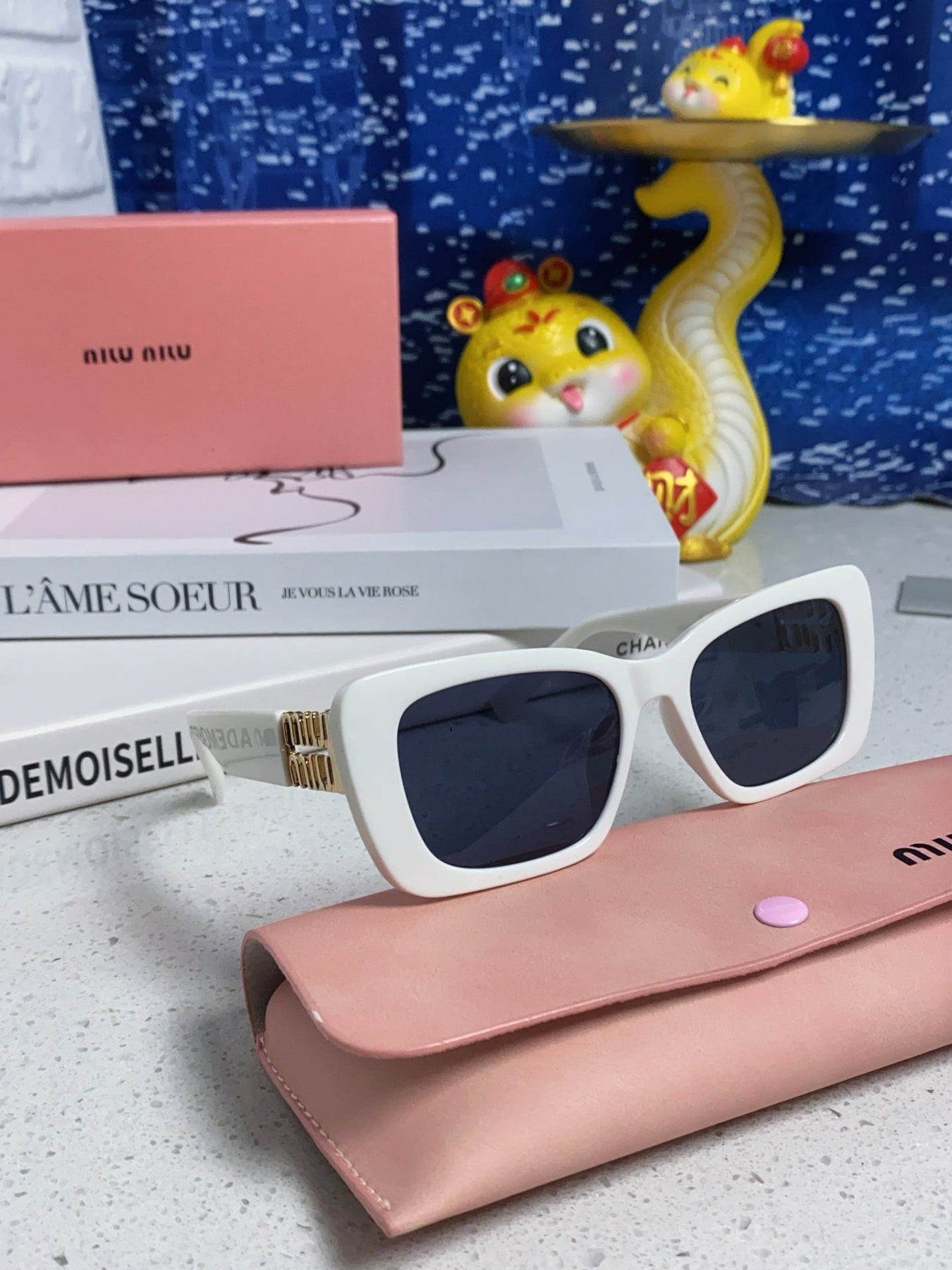 GLIMPSE SUNGLASSES 558346 IN WHITE ACETATE GOLD EMBOSSED LOGO