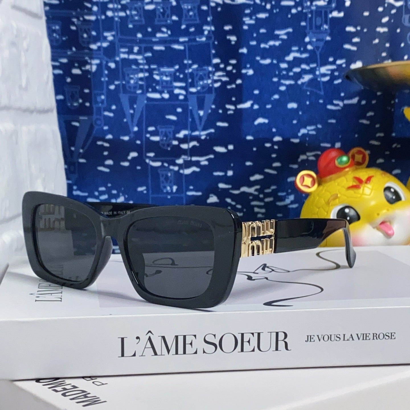 GLIMPSE SUNGLASSES 558348 IN BLACK ACETATE GOLD EMBOSSED LOGO