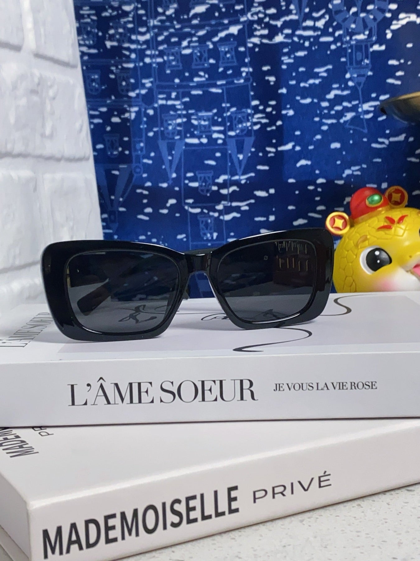 GLIMPSE SUNGLASSES 558348 IN BLACK ACETATE GOLD EMBOSSED LOGO