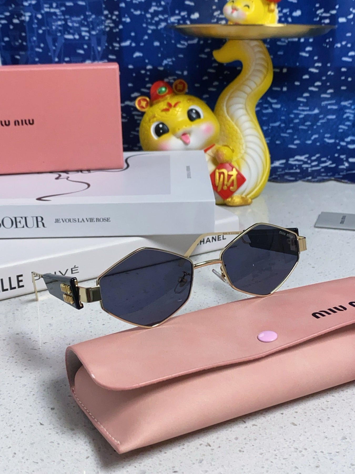 LOGO SUNGLASSES 560866 IN GOLD METAL BLACK LENS