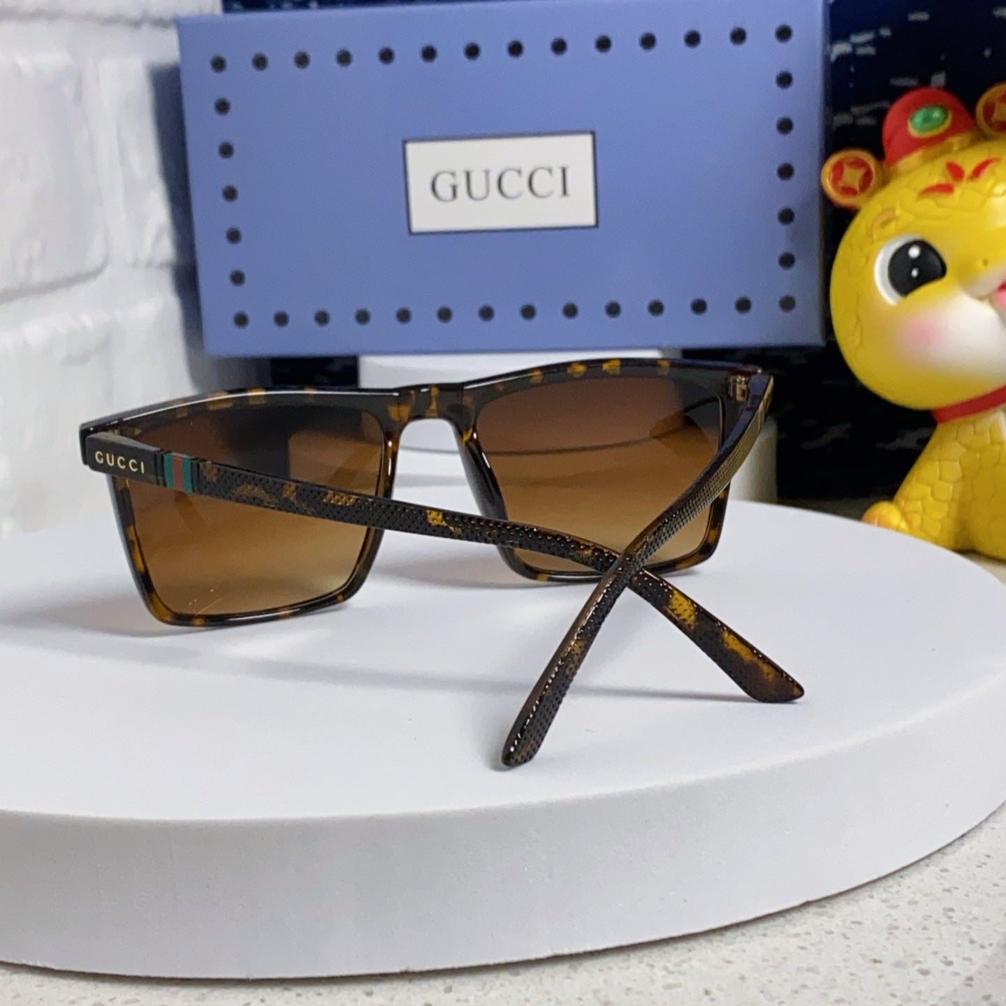 RECTANGULAR FRAME SUNGLASSES 563259 IN ACETATE