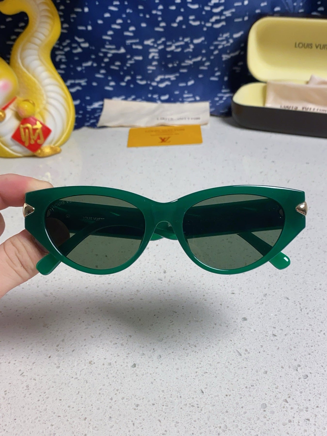 CAT EYE SUNGLASSES 576882 IN GREEN AND GOLD ACETATE