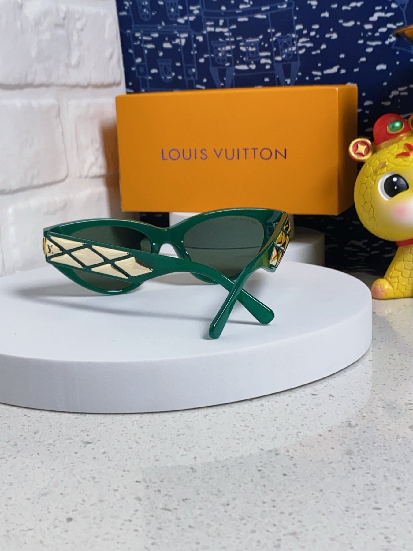 CAT EYE SUNGLASSES 576882 IN GREEN AND GOLD ACETATE