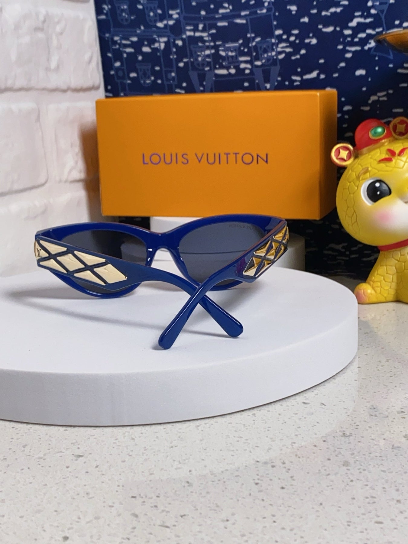 CAT EYE SUNGLASSES 576883 IN BLUE AND GOLD ACETATE