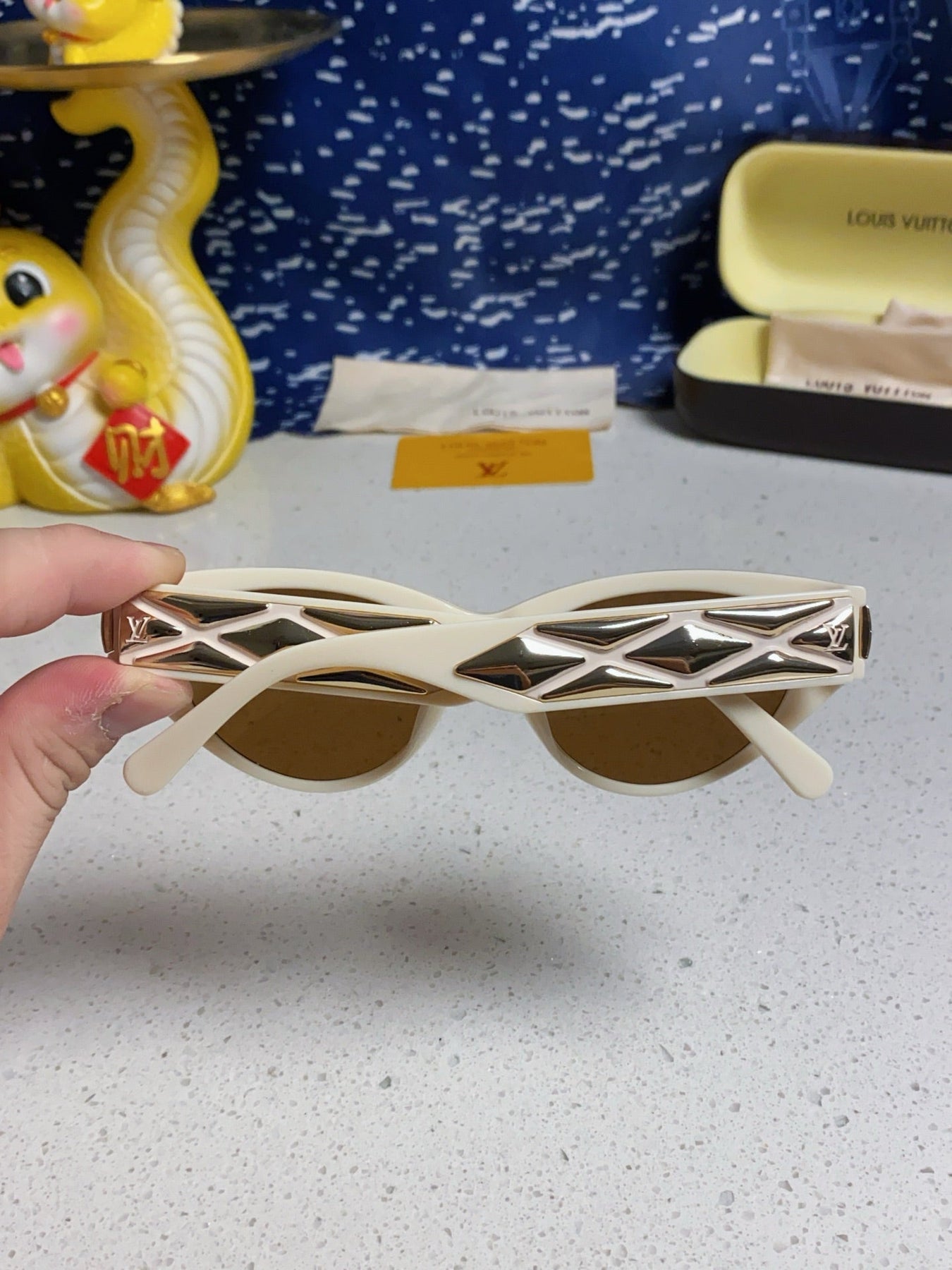 CAT EYE SUNGLASSES 576884 IN IVORY AND GOLD ACETATE