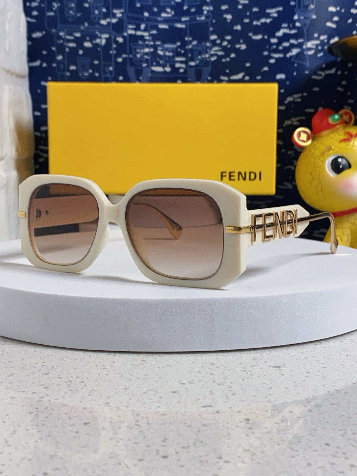 OVERSIZES FF DIAMONDS SQUARE SUNGLASSES 551639 IN ACETATE