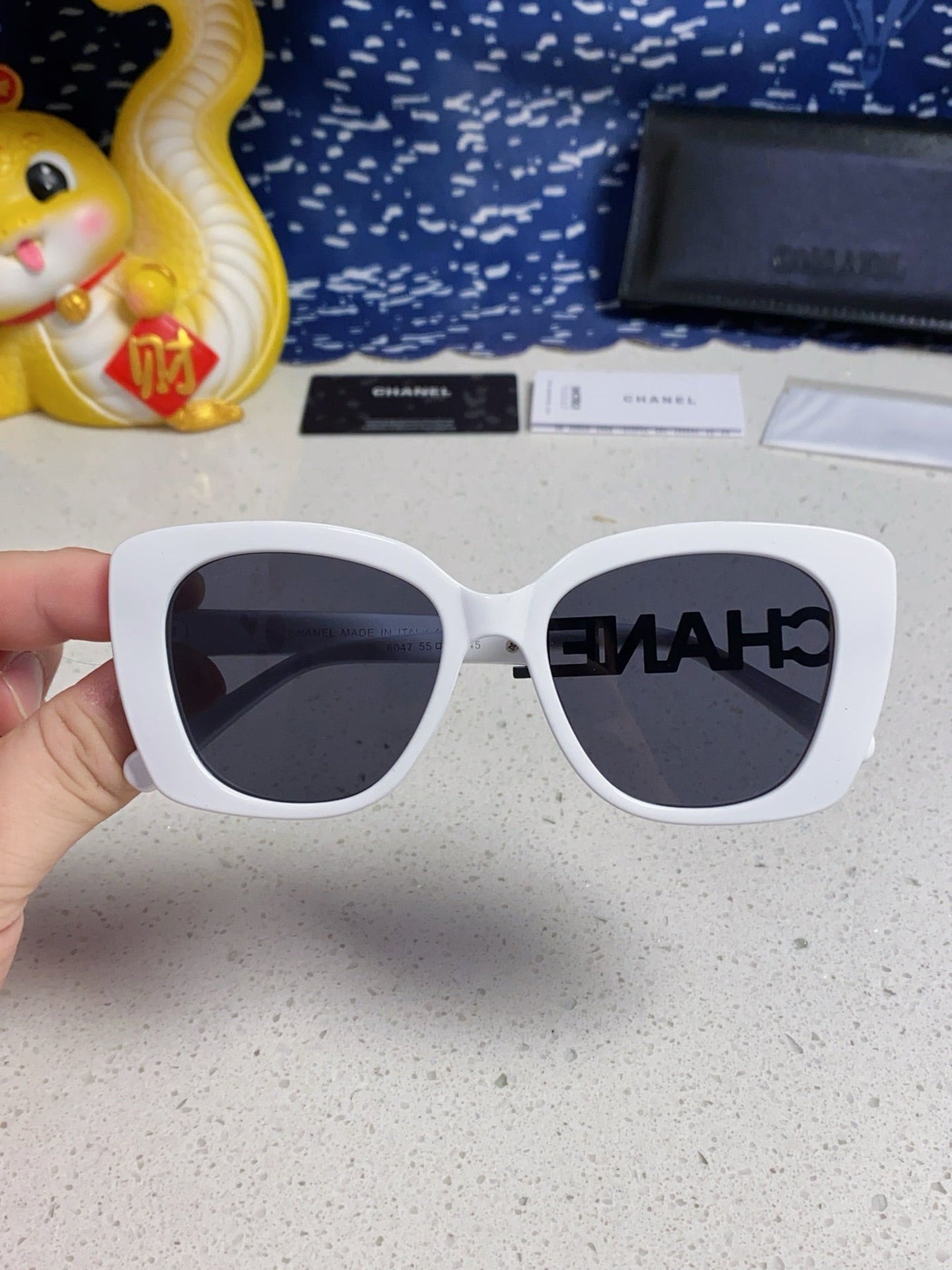 BUTTERFLY SUNGLASSES 641813 IN WHITE ACETATE BLACK METAL LOGO