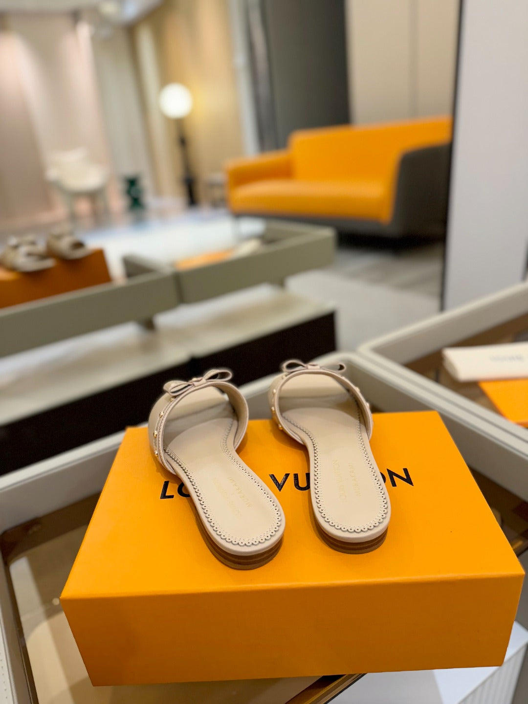 LV X TM 6AM FLAT MULE IN LINEN TAN CALFSKIN