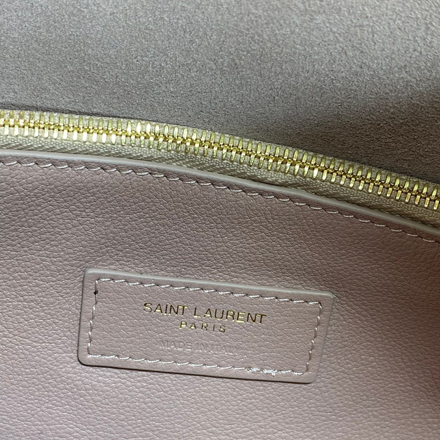 LE 5 À 7 SMALL SUPPLE 22 IN BABBY PINK CALFSKIN GOLD BUCKLE