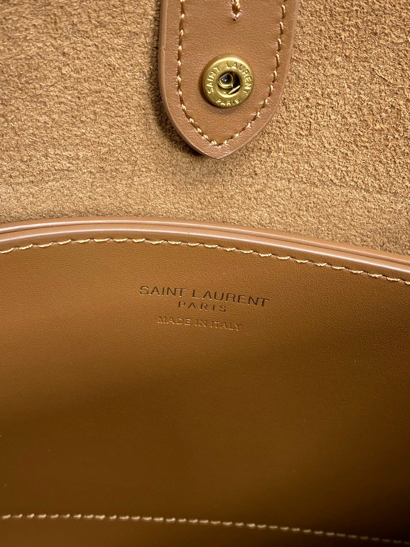 FLAT SHOULDER BAG 23 IN TAWNY BROWN CALFSKIN GOLD CHAIN