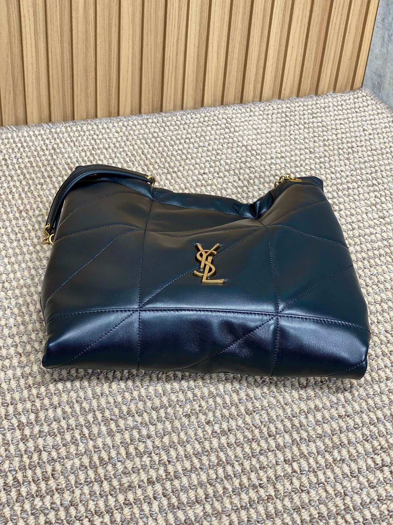 DRAWSTRING CHAIN STRAP SHOULDER BAG 39 IN NAVY BLUE QUILTED CALFSKIN