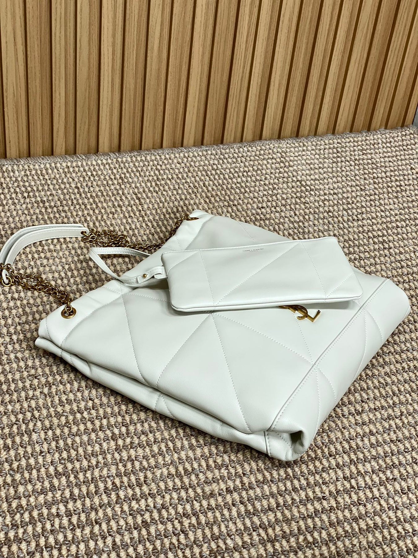 DRAWSTRING CHAIN STRAP SHOULDER BAG 39 IN WHITE QUILTED CALFSKIN