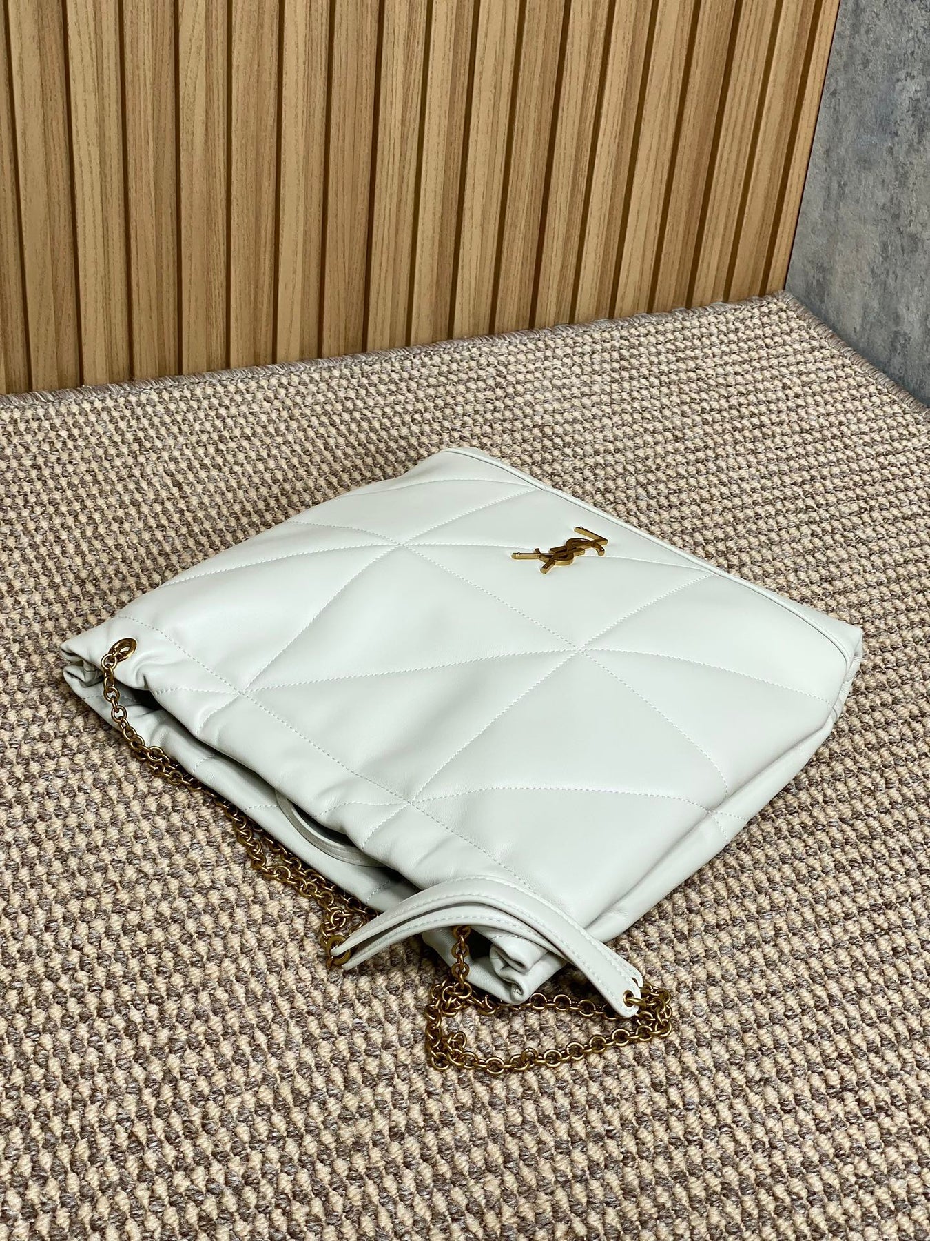 DRAWSTRING CHAIN STRAP SHOULDER BAG 39 IN WHITE QUILTED CALFSKIN