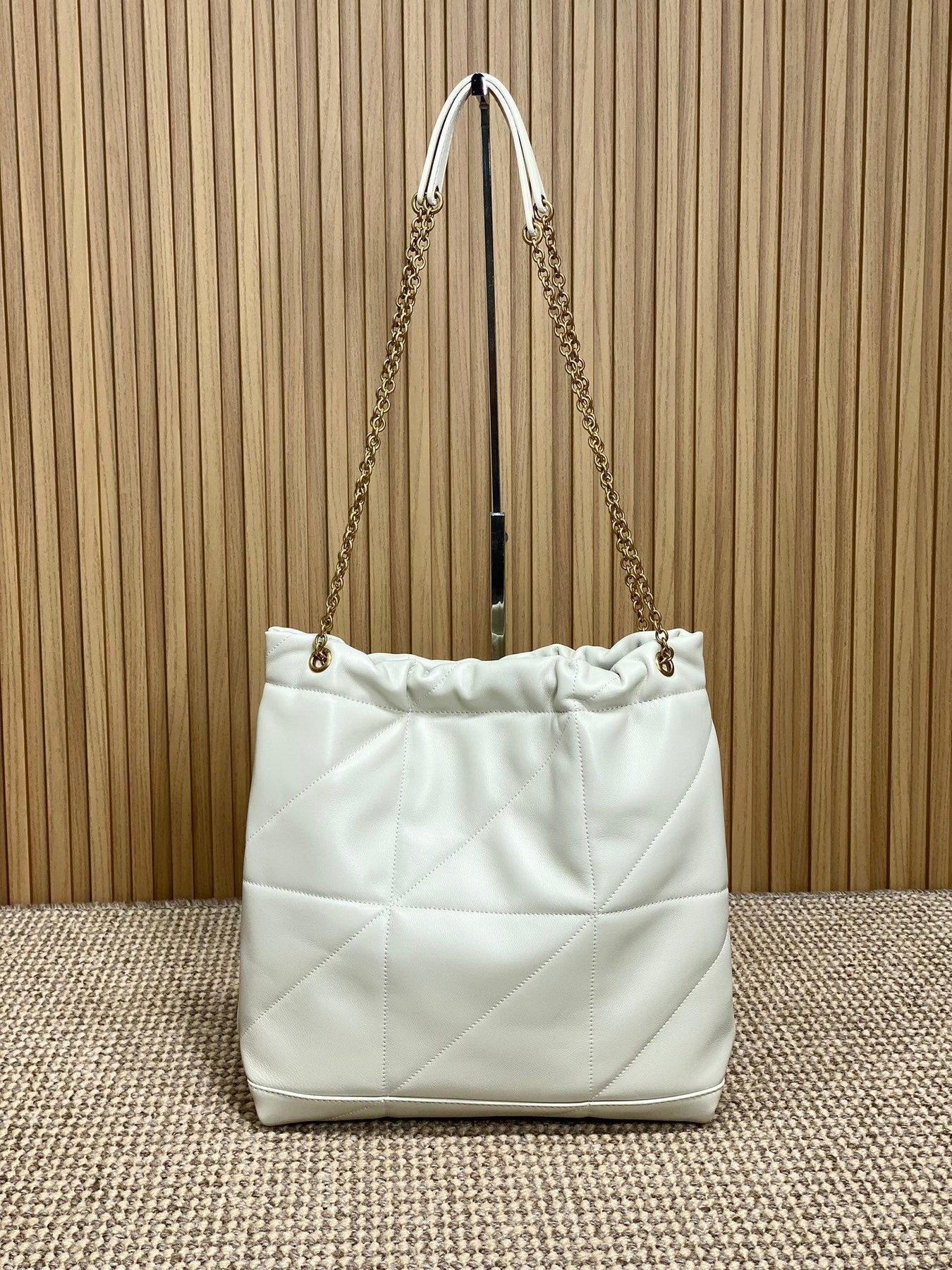 DRAWSTRING CHAIN STRAP SHOULDER BAG 39 IN WHITE QUILTED CALFSKIN