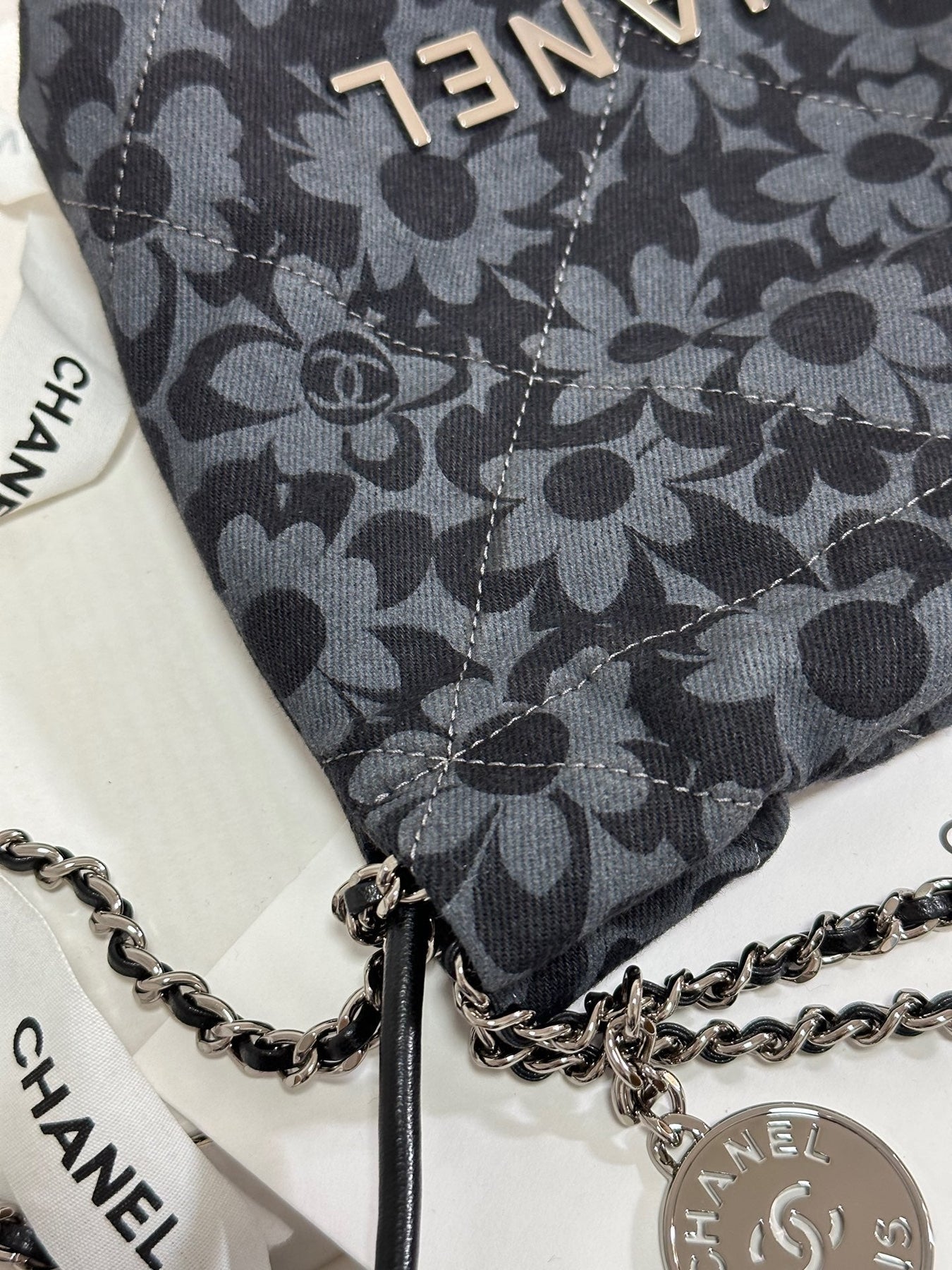 DRAWSTRING FLORAL PRINT SHOULDER BAG 20 IN BLACK MIX GREY DENIM